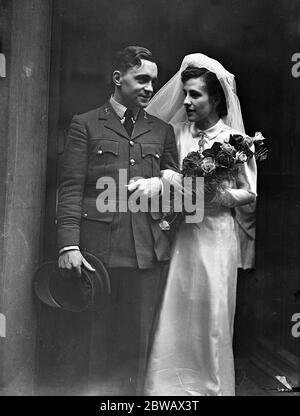 Hochzeit von Flug Lieutenant David Wallace und Miss Noel Wilson in der Savoy Chapel, London. 24. April 1940 Stockfoto