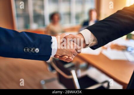Rechtsanwälte, die sich in der Kanzlei treffen. Professionelle Executive Partner, die am Arbeitsplatz an der Finanzierung von Strategry arbeiten. Schütteln der Hände für Stockfoto