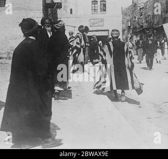 Mode aus Bethlehem . Ein Interessantes Bild aus Bethlehem, zeigt die Vorherrschaft der Streifen für Männer tragen. 22. September 1922 Stockfoto