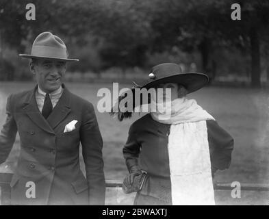 Die englische Filmschauspielerin, die in Paris berühmt wurde - Mme Peletier und ihr Mann im Londoner Hyde Park. 1921 Stockfoto