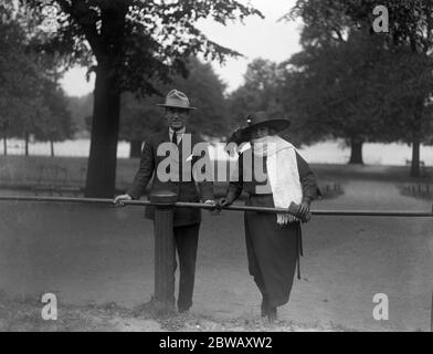 Mme Peletier und ihr Mann in Rotten Row, Hyde Park, London. Sie ist eine englische Frau, die im französischen Kino Berühmtheit gefunden hat. 1921 Stockfoto