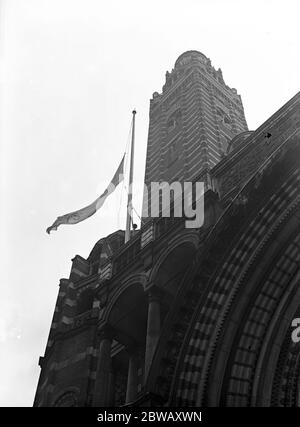 Tod des Papstes . Eine Flagge fliegen Halbmast eine Westminster Cathedral, London. 10 Februar 1939 Stockfoto