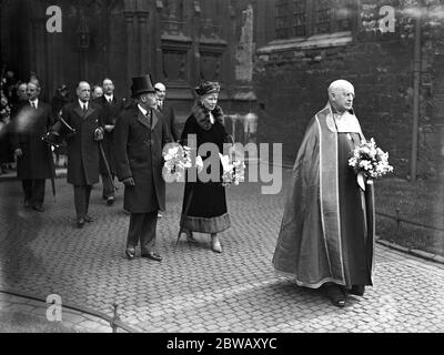 Zum ersten Mal in 200 Jahren der König besuchte die Verteilung von Maundy Geld in Westminster Abbey und wurde von der Königin begleitet. 24 März 1932 Stockfoto