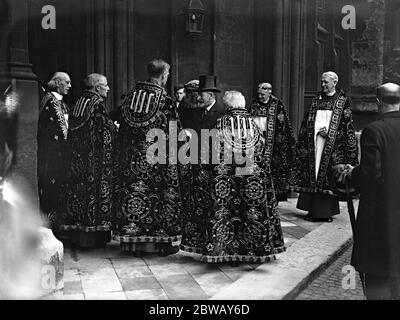 Zum ersten Mal in 200 Jahren der König besuchte die Verteilung von Maundy Geld in Westminster Abbey, und wurde von der Königin begleitet. Der König wird vom Klerus empfangen. 24 März 1932 Stockfoto