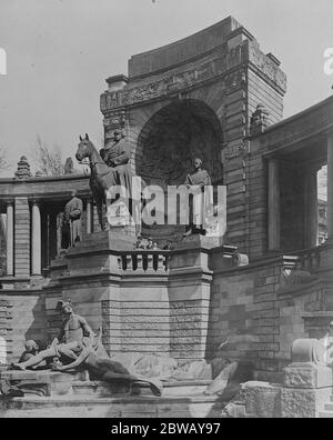 Moltke Statue in Halle gesprengt. Ein Versuch wurde in Halle, Sachsen, die Luft sprengen eine große monumentale Gruppe aus einer Reiterstatue von Kaiser Wilhelm I. und Denkmäler von Moltke und Bismarck. Die Wirkung der Explosion war, die Moltke Statue in das Becken des Brunnens im Bild gesehen blasen. Januar 1923 Stockfoto