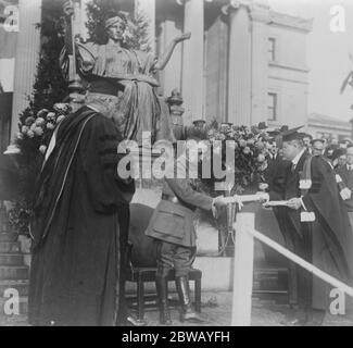 Marshal Foch an der Columbia University. DR N Murray Butler, Präsident der Universität verleiht einen Abschluss auf den Marschall. Dezember 1921 Stockfoto