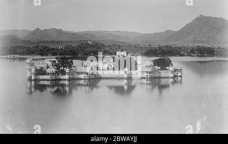 Wo der Prinz von Wales verbringt sein Wochenende. Die Marahajah von Udaipur 's wunderbaren Palast in den See. 26. November 1921 Stockfoto