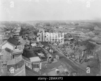 Ha Ta Meu Ta Chieh . Eine der Hauptstraßen in Peking, China, von der Stadtmauer 1919 aus gesehen Stockfoto