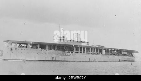 Der größte Wasserflugzeug Carrier in der Existenz ungewöhnliches Merkmal von bemerkenswerten New British Vessel zwei neue Marineflugzeuge Träger der HMS Hermes und der HMS Eagle sind in Kürze in Betrieb genommen werden. Das ungewöhnliche Merkmal dieser Schiffe ist, dass die Trichter Mast und Überbau sind nicht in der Mitte, sondern auf der Steuerbordseite Mittschiff, so dass reichlich fliegen und Ausstieg Raum. HMS Eagle Verdrängung ist 26,200 Tonnen Volllast und sie ist die größte Carrier in Existenz 28 Dezember 1922 Stockfoto