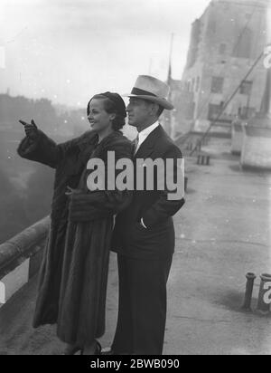 Im Savoy, London. Miss Barbara Kent , der Filmstar und ihr Mann, Herr Harry Edgington , der die Geschäfte der Hollywood-Prominenten am 12. Oktober 1934 leitet Stockfoto