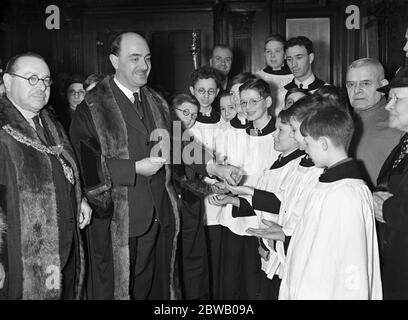 Kapitän Ambrose Keevil, Mieter Aufseher, macht die Verteilung der Poulters Schilling zu Choirboys von St. Peter - upon - Cornhill Kirche, ein Aschermittwoch Brauch aus dem Jahr 1609. 22 Februar 1939 Stockfoto