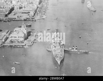 Erste Luftbilder des Prinzen von Wales als HMS-Renommee im Suezkanal bei Port Said und Ismailia war, wurde eine Reihe von Luftaufnahmen aus dem RAF-Flugzeug gemacht.Dieses Foto eines der Sets zeigt die HMS-Renommee mit Prince of Wales an Bord am 11. Januar 1922 Stockfoto
