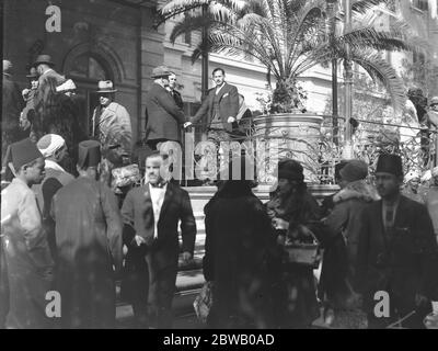 Die Saison In Kairo . Die berühmte Terrasse im Shepheard Hotel, Kairo, voll mit Gästen. Februar 1925 Stockfoto