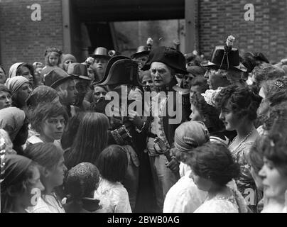 Re - Dreharbeiten der ' Nelson ' Film, der durch Feuer zerstört wurde. Donald Calthrop mit Admiral Nelson (links). Juli 1918 Stockfoto