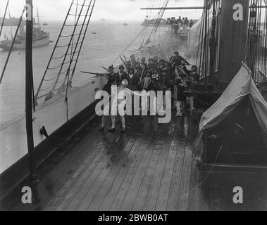 Re - Dreharbeiten einer Szene aus dem Film ' Nelson ', die durch Feuer zerstört wurde. An Bord der HMS Victory in Portsmouth. Donald Calthrop spielt Admiral Nelson . Juli 1918 Stockfoto