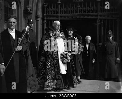 Die Verteilung von Grüngeld in Westminster Abbey . Der Dekan von Westminster, Dr. Foxley Norris. April 1926 Stockfoto