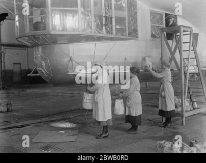 R36 bereit für den Start bei Inchinnan Arbeiterinnen, die Ballastsäcke auf dem Luftschiff platzieren 19. März 1921 Stockfoto