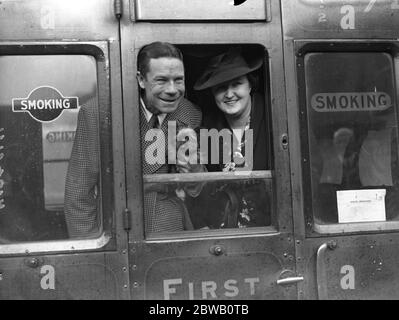 Am Waterloo Station nach ihrer Rückkehr in die USA , amerikanischer Filmstar , Joe E Brown , seine Frau und sein kleiner Hund . 1936 Stockfoto