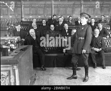 MP s für den Navy League Film mit dem Titel "Es ist für England" gefilmt. Baroness Helene Gingold, die spielt die Reverend Christian St George, Dreharbeiten eine Szene im House of Commons. 26. Oktober 1916 Stockfoto