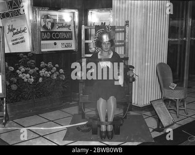 Im RKO Cinema Theatre , Leicester Square , London , der elektrische Stuhl auf dem Display . Officialdoms Antwort auf die Gangster . Oktober 1931 Stockfoto