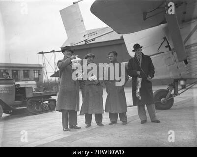 Alexander Shaw, der Regisseur, mit Ralph Keene, George Noble und John Taylor, vor ihrer Abreise aus Croydon auf einer 30, 000 Meilen Tour zu zeigen, Imperial Airways Reisen die Flugstrecken des Empire. Der Film wird den Titel ' die Zukunft ' s in der Luft ' haben. 10. November 1936 Stockfoto