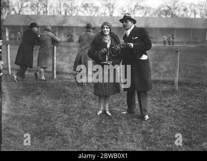 Abgebildet bei den Derby-Rennen sind die Schauspieler, Herr und Frau Henry Edwards (Frau Edwards war früher Miss Chrissie White, der berühmte britische Filmstar). Herr Edwards war ein hervorragender Erfolg in dem Film "Flag Lieutenant", der vor kurzem erschien. November 1929 Stockfoto