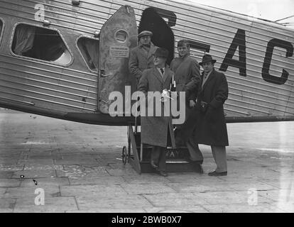 Alexander Shaw, der Regisseur, mit Ralph Keene, George Noble und John Taylor, vor ihrer Abreise aus Croydon auf einer 30, 000 Meilen Tour, um Imperial Airways mit den Flugstrecken des Empire darzustellen. Der Film wird den Titel ' die Zukunft ' s in der Luft ' haben. 10. November 1936 Stockfoto