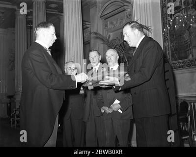 Im Herrenhaus , London , Major F Drake ( Bürger und Lebensmittelhändler ) , präsentiert eine rote Rose , auf einem All Hallowes Kirche Kissen , an den Oberbürgermeister ( Sir Frank Bowater ) eine Zeremonie aus den Tagen des Schwarzen Prinzen . 1938 - 1939 Stockfoto