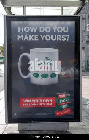 Lyons Tee-Werbung für EINEN Wettbewerb um EINE personalisierte Tasse in EINEM Bus Shelter in Cork City Centre Irland zu gewinnen Stockfoto