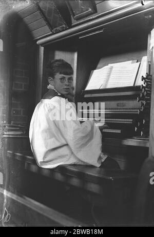 Meister Ivor Keys an der Orgel der St. Marys Pfarrkirche, Littlehampton, Sussex, wo er ist freiwilliger Organist. Er spielt seit seinem 4. Lebensjahr Klavier. April 1930 Stockfoto