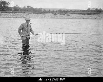 Herzog von Richmond Lachsfischen in Schottland Lord Esme von Gordon Lennox Sohn des Herzogs von Richmond 26 August 1922 Stockfoto