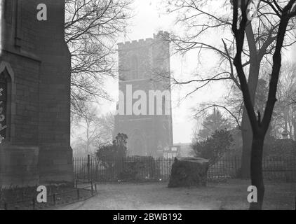 Der Glockenturm aus dem 13. Jahrhundert in Hornsey, der zwei Kirchen überlebt hat und jetzt steht neben der heutigen Pfarrkirche 26. Januar 1932 Stockfoto