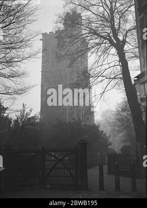 Der Glockenturm aus dem 13. Jahrhundert in Hornsey, der zwei Kirchen überlebt hat und jetzt steht neben der heutigen Pfarrkirche 26. Januar 1932 Stockfoto