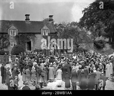 Die Szene in Tissington, Derbyshire, während der jährlichen Segen und Dekoration der Brunnen, ein Himmelfahrt-Tag-Brauch. Jeder der fünf Brunnen ist mit Hilfe von Blütenblättern und Reis in einem Hintergrund aus Ton, und ist eine Kunst, die nur den Dorfbewohnern bekannt. 29 Mai 1930 Stockfoto