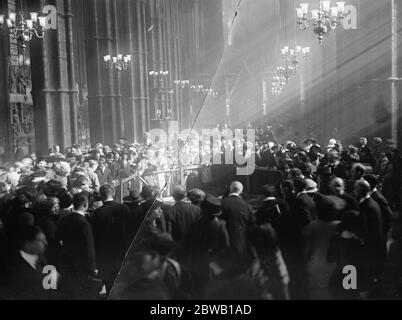 Amerika's Hommage an die ' Unbekannten Krieger ' lange Wellen des Sonnenlichts brechen durch die schweren Nebel des Morgens , Fiel von den Fenstern der Westminster Abbey auf das Grab des "Unbekannten Kriegers", wo General Pershing die Congressional Medal of Honor of the United States ehrfürchtig gelegt hatte 17. Oktober 1921 Stockfoto