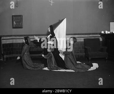 Gesellschaft in den Tableaux im Queens Theater in Hilfe von Westminster Mutterschafts- und Kinderhilfe Zentren die Hon Frau Henry McLaren und Betty McLaren in einem flämischen Panel-Tisch 27 Juni 1922 Stockfoto