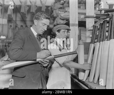 Vorbereitung für die Cricket-Saison Essex und ganz England in der neuen Rolle Charles Albert George Jack Russell signographing die fertige Fledermaus 14 März 1922 Stockfoto