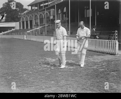 Surrey Club und der Boden gegen Wanderers am Oval L V Stone (rechts) mit L S Wells 25 Juni 1922 Stockfoto