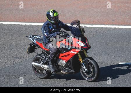 Rot BMW XR S 1000; Motorradfahrer; Zweiradtransport, Motorräder, Fahrzeug, Straßen, Motorräder, Motorradfahrer fahren auf der Autobahn M6 Chorley, Großbritannien Stockfoto