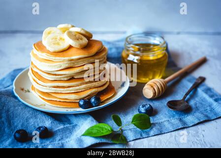 Stapel Pfannkuchen mit frischer Banane. Stockfoto