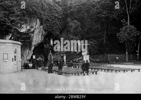 Lourdes im Südwesten Frankreichs, die wundersame Grotte August 1921 Stockfoto