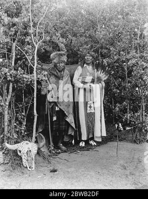 Die Stoney-Indianer in Banff , Alberta Medicine man 19 September 1919 die Nakoda (auch bekannt als Stoney oder Îyârhe Nakoda) sind eine First Nation-Gruppe, die sowohl in Kanada als auch ursprünglich in den Vereinigten Staaten beheimatet ist. Stockfoto