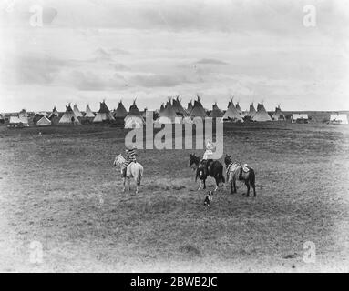 Die Stoney-Indianer in Banff, Alberta ein indisches Lager in der Nähe von Calgary 20. September 1919 die Nakoda (auch bekannt als Stoney oder Îyârhe Nakoda) sind eine First Nation-Gruppe, die sowohl in Kanada als auch ursprünglich in den Vereinigten Staaten beheimatet ist. Stockfoto