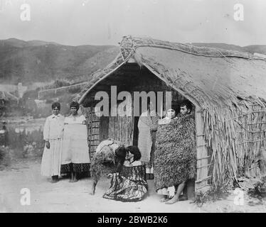 Typischer Maori-Gruß, bekannt als Te Hongi (besteht aus dem Zusammenreiben der Nasen und dem Aussprechen wie ein Heulen des Hundes) 24. März 1920 (Originalunterschrift) Stockfoto