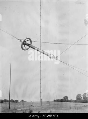 Die Verbindung des Imperiums durch drahtlose Kette Herr Kellaway der Postmaster General eröffnete am Donnerstag die erste Station der Imperial Wireless Kette in Leafield bei Oxford, hier ist einer der großen führenden Isolatoren 18 August 1921 Stockfoto