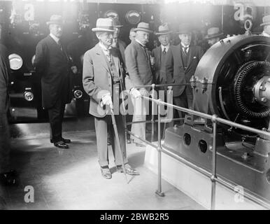 Die Verbindung des Imperiums durch drahtlose Kette Herr Kellaway der Postmaster General eröffnete am Donnerstag die erste Station der Imperial Wireless Kette in Leafield bei Oxford, hier ist einer der großen führenden Isolatoren 18 August 1921 Stockfoto