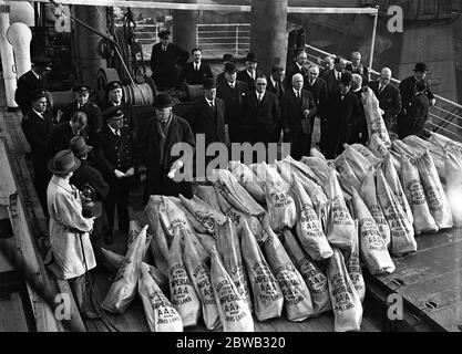 Empire produzieren in den Royal Albert Docks, London. 4,000 Lämmer von Australiern an Freunde in diesem Land geschickt, kamen an den Royal Albert Docks an Bord der , ' SS Large Bay ' . Ganz links in dieser Gruppe ist Kapitän W. M. Jermyn von der Aberdeen-Linie mit Sir Granville Ryrie, Hochkommissar von Australien. Dezember 1931 Stockfoto