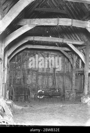 Eine alte Scheune in Stonehall Farm, Oxted, Surrey, abgerissen werden und die Materialien in einer neuen Kirche in East Sheen verwendet werden 21 Juni 1927 Stockfoto
