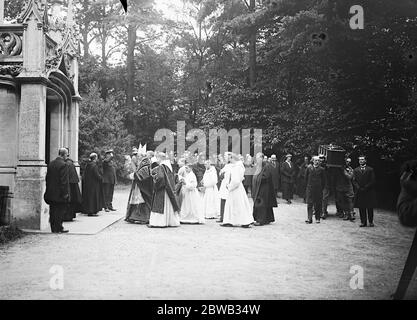 Beerdigung der verstorbenen Ex-Kaiserin Eugenie in Farnborough das Abbe und Benediktinermönche betreten die Krypta nach dem Gottesdienst in der St. Michael's Abbey, Farnborough, 20. Juli 1920 Stockfoto