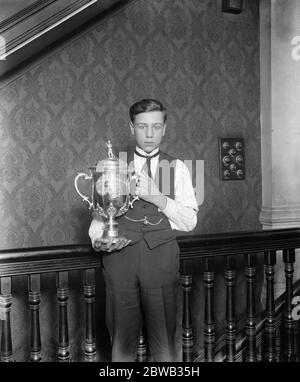 Jüngste und kleinste Konkurrent der Jungen Billard-Meisterschaft W E Leigh ( Derby ) ist jetzt die Jungen Billard Meister von England , nach dem Sieg im Finale in der Burwat Hall , London 14 April 1923 Stockfoto